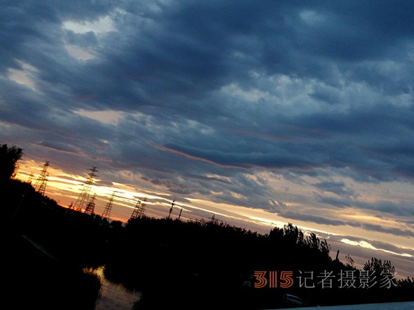 九月初八日雨后晚晴天空如油畫