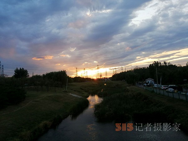 九月初八日雨后晚晴天空如油畫