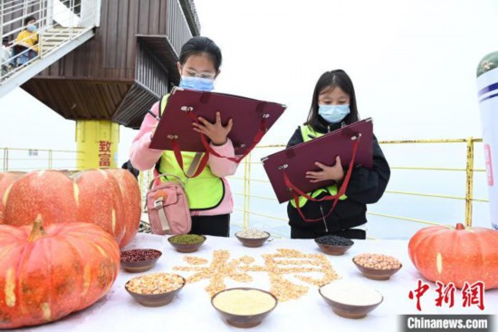 小學(xué)生們正在戶(hù)外進(jìn)行繪畫(huà)。 陳超 攝