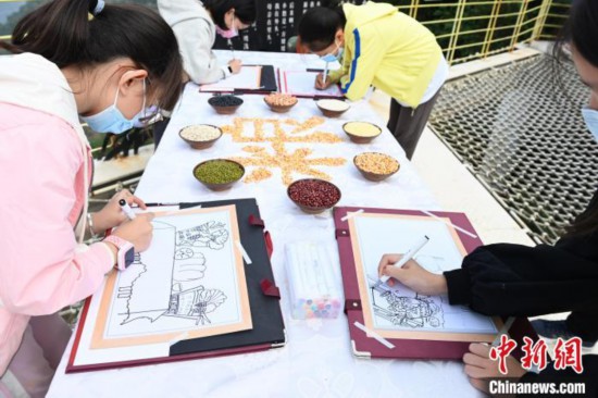 小學(xué)生們正在戶(hù)外進(jìn)行繪畫(huà)。 陳超 攝