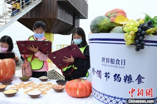 小學(xué)生們正在戶(hù)外進(jìn)行繪畫(huà)。 陳超 攝
