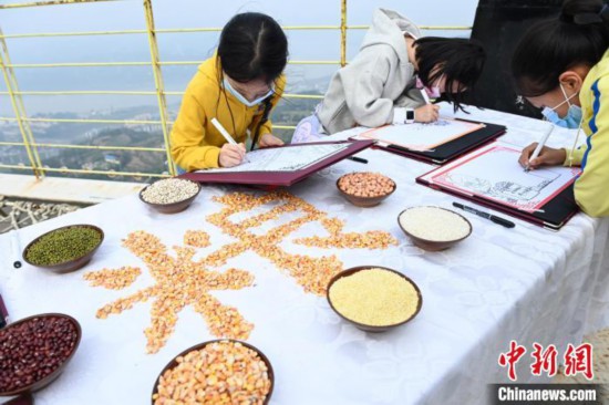 小學(xué)生們正在戶(hù)外進(jìn)行繪畫(huà)。 陳超 攝