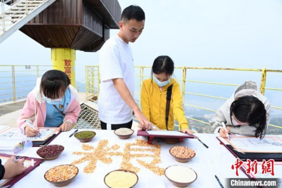 老師正在為學(xué)生進(jìn)行指導(dǎo)。 陳超 攝