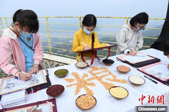 小學(xué)生們正在戶(hù)外進(jìn)行繪畫(huà)。 陳超 攝
