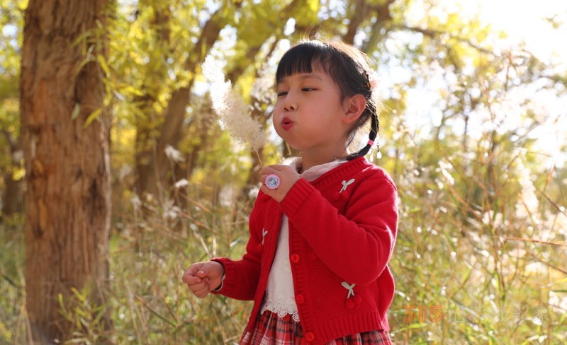 醉美童聲 唱響星辰大?！鮼喥脚畠黑w蕓熙演唱《摘星星的媽媽回來(lái)了》