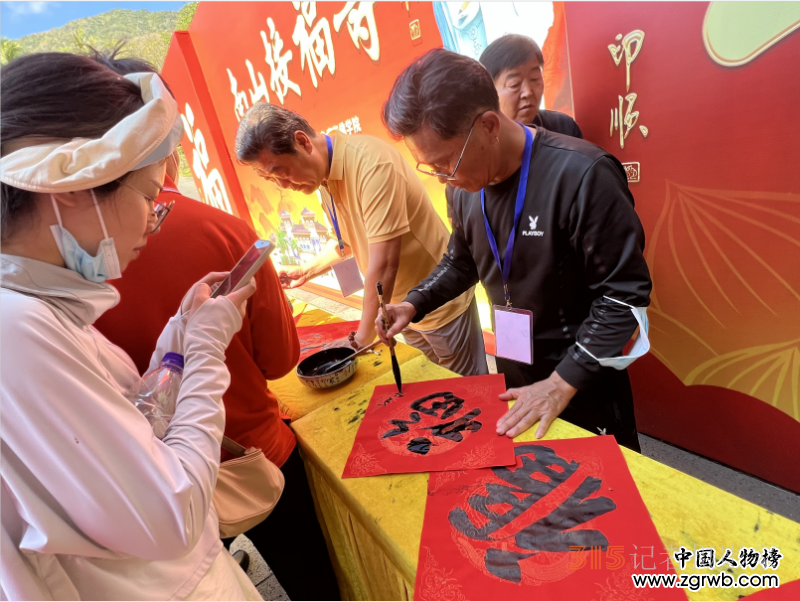 “翰墨飄香 濃淡水墨”—“文化進(jìn)萬家藝術(shù)代表團(tuán)走進(jìn)三亞開展迎春送福系列活動