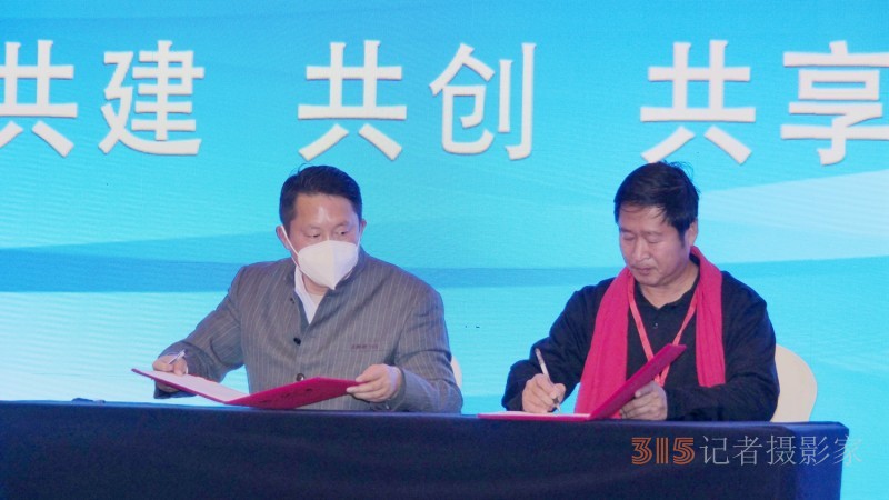 那年我們在鄉(xiāng)下-村支書講述共同富裕的故事在合肥舉行，軍神碳?xì)渖锟萍吉?dú)家冠名
