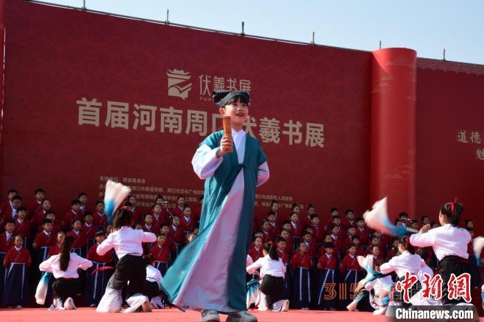 圖為學生們在開幕式上誦讀經(jīng)典。 梁照曾 攝