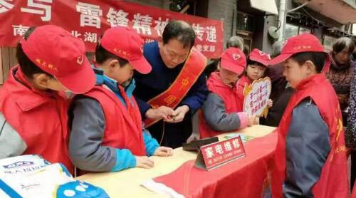 南昌紅色文化傳承聯(lián)盟開展 學雷鋒 慶“三八”團建活動