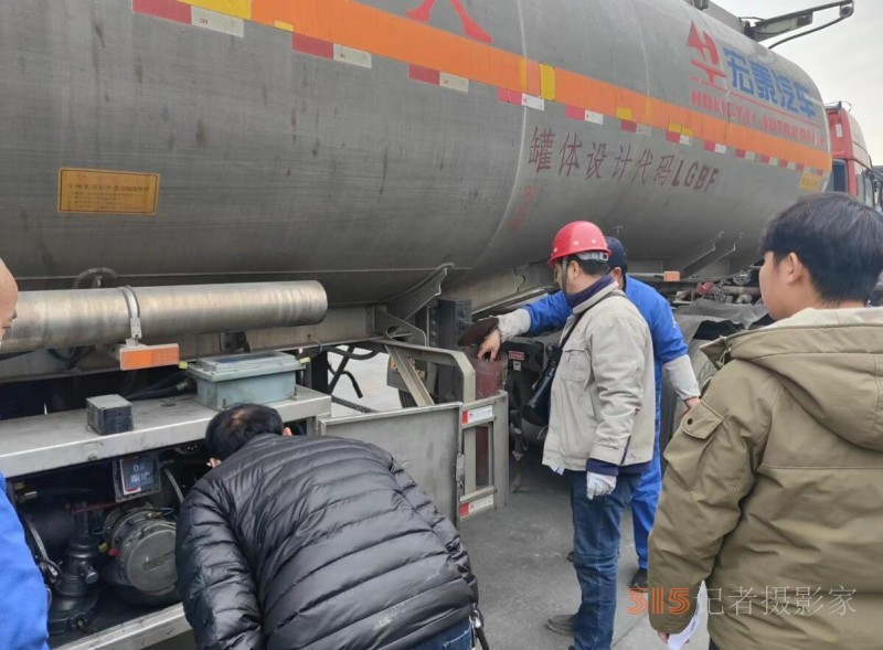 中石化安陽(yáng)公司組織成品油運(yùn)輸車(chē)輛檢查