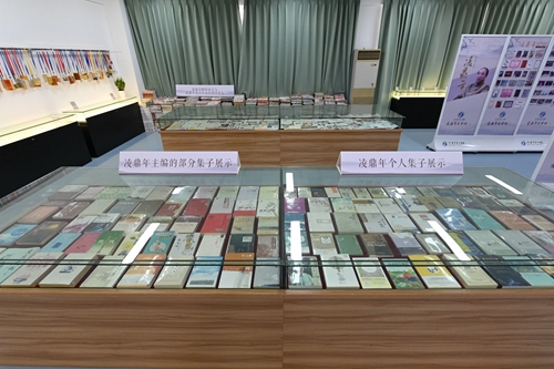 8、凌鼎年出版的個人集子與主編集子展示。.JPG