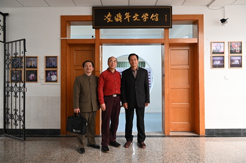 13、凌鼎年與許建平教授（右）、姚大勇副教授（左）在文學(xué)館展廳門口。.JPG