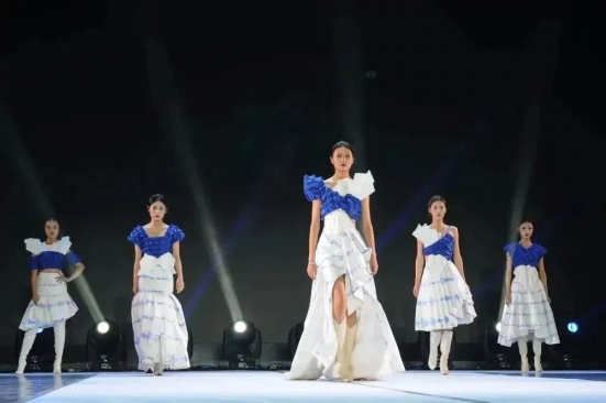 內(nèi)蒙古藝術(shù)學(xué)院設(shè)計(jì)學(xué)院成功舉辦2023屆畢業(yè)生服裝設(shè)計(jì)作品展演活動(dòng)