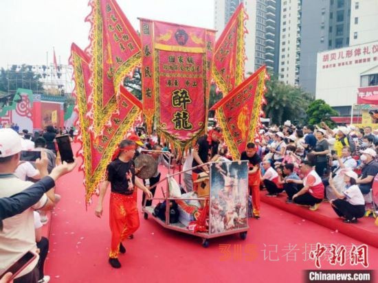 近百項(xiàng)非遺亮相東莞“茶園游會(huì)”。圖為國(guó)家級(jí)非遺項(xiàng)目中山醉龍。 李純 攝