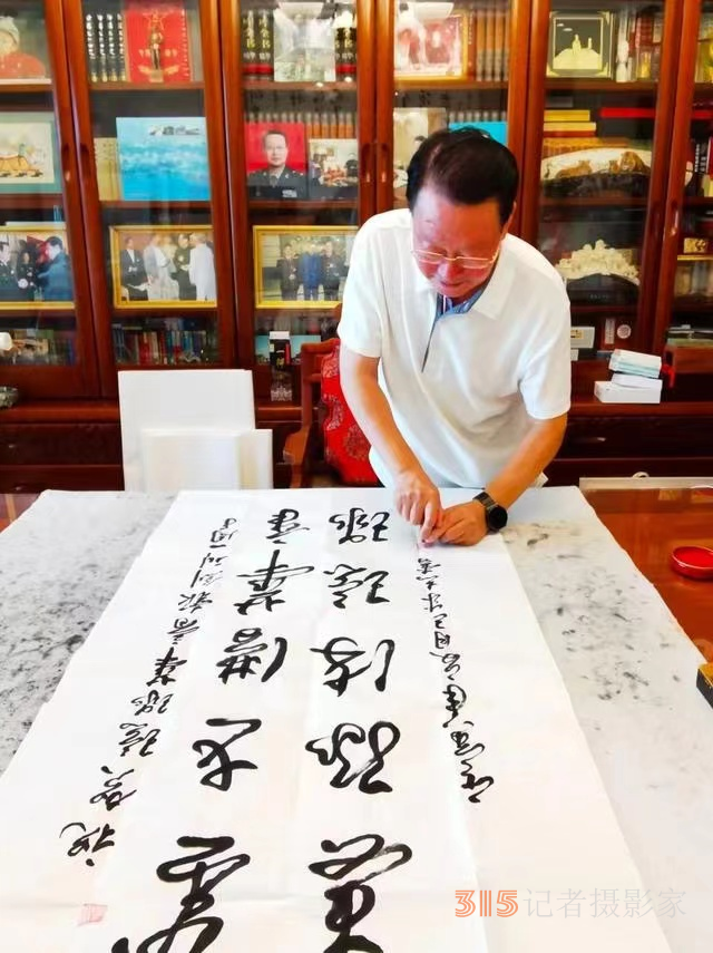 軍旅書(shū)法家王成志同志揮毫潑墨紀(jì)念中國(guó)共產(chǎn)黨成立102周年