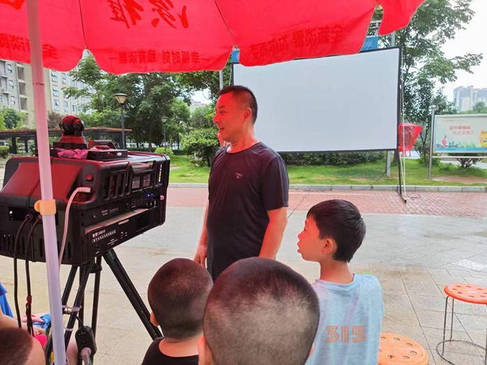 蔡圣友正在放映電影。鄭雨潔攝