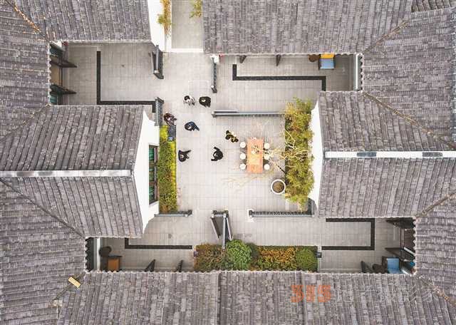 四川省成都市溫江區(qū)岷江村的岷江書院。當(dāng)?shù)夭捎谩昂献魃?農(nóng)戶+公司”等模式發(fā)展民宿等鄉(xiāng)村旅游項(xiàng)目。（無人機(jī)照片）（新華社發(fā)）