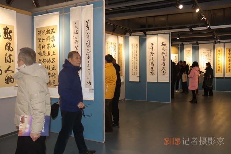“緬懷領(lǐng)袖， 砥礪前進(jìn)”——紀(jì)念毛澤東同志誕辰130周年書法篆刻名家作品邀請(qǐng)展在上海中國(guó)書法院揭幕