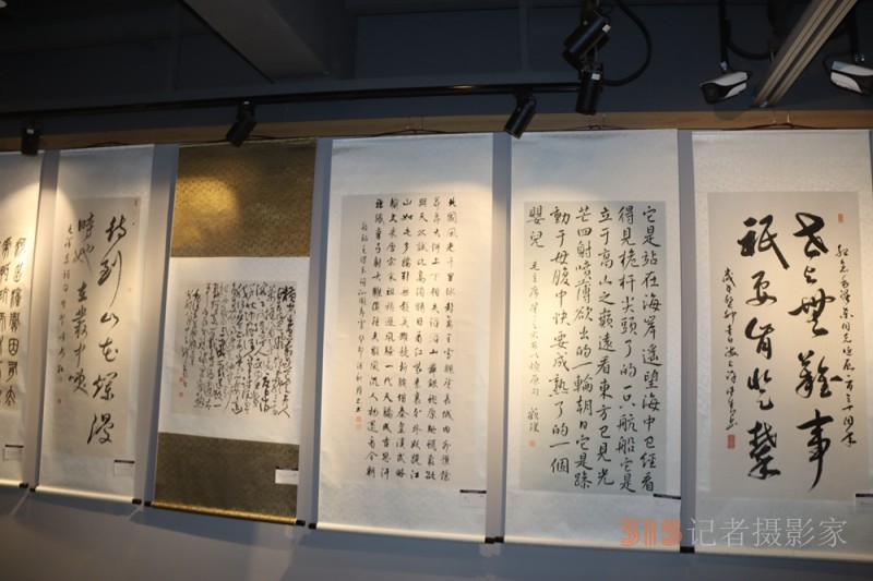 “緬懷領(lǐng)袖， 砥礪前進(jìn)”——紀(jì)念毛澤東同志誕辰130周年書法篆刻名家作品邀請(qǐng)展在上海中國(guó)書法院揭幕