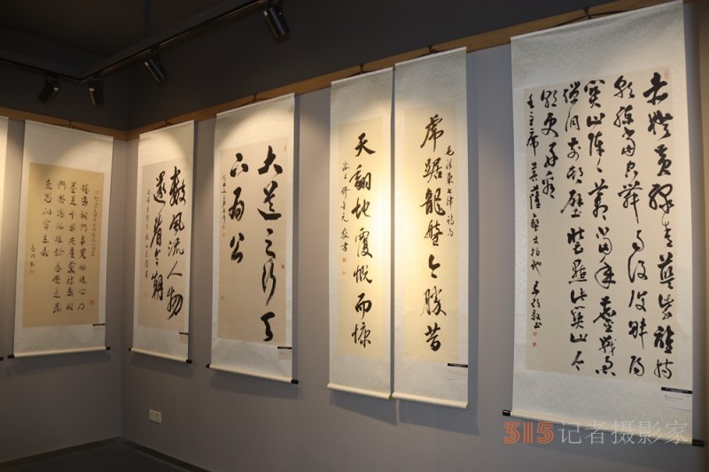 “緬懷領(lǐng)袖， 砥礪前進(jìn)”——紀(jì)念毛澤東同志誕辰130周年書法篆刻名家作品邀請(qǐng)展在上海中國(guó)書法院揭幕