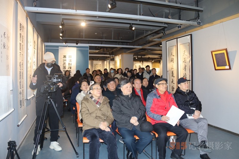 “緬懷領(lǐng)袖， 砥礪前進(jìn)”——紀(jì)念毛澤東同志誕辰130周年書法篆刻名家作品邀請(qǐng)展在上海中國(guó)書法院揭幕