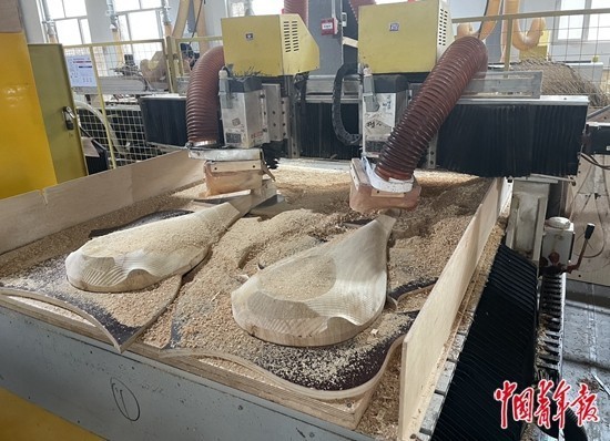 一座縣城里有家大型民族樂器生產(chǎn)基地 那把價(jià)值120萬元的琵琶就誕生在這個(gè)北方樂器之都