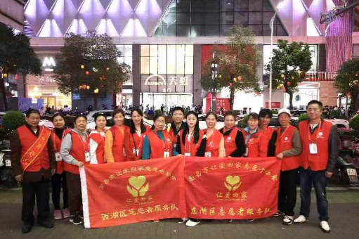 南昌市讓愛回家志愿者協(xié)會(huì)學(xué)雷鋒做善事，尋街友幫群眾