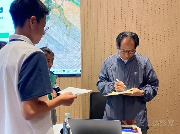 思維點撥促成長 妙筆生花文采揚——靳新國院長蒞臨永嘉中學附屬中學指導