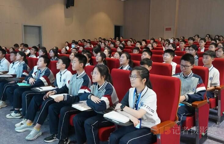 思維點撥促成長 妙筆生花文采揚——靳新國院長蒞臨永嘉中學附屬中學指導