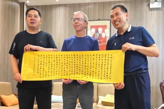 英國兩院院士理查德·朱莉安諾蒂先生赴濟(jì)南調(diào)研泉水文化，共謀文化傳承與創(chuàng)新