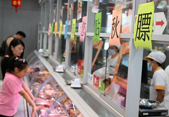 8月6日，市民在北京一家店內(nèi)選購(gòu)熟食。新華社記者 金良快 攝
