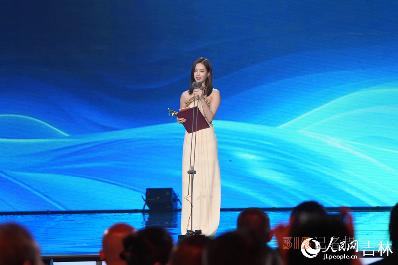 青年演員李庚希獲最佳女演員獎。人民網(wǎng)記者 李洋攝