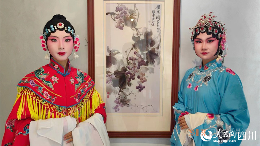 戈心悅（左）和其他學(xué)員一同展示學(xué)習(xí)成果。陳子黎攝