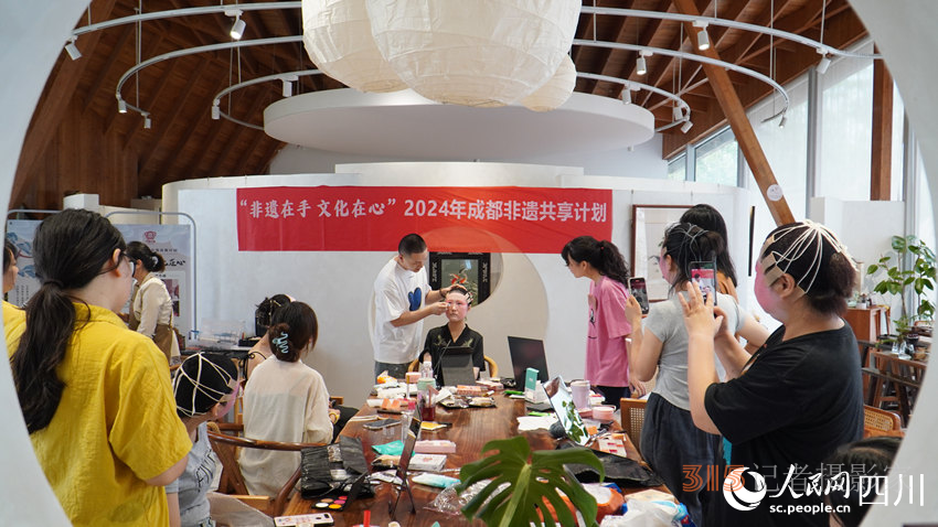 羅映在給學(xué)員教授戲曲化妝技巧。人民網(wǎng) 趙祖樂(lè)攝