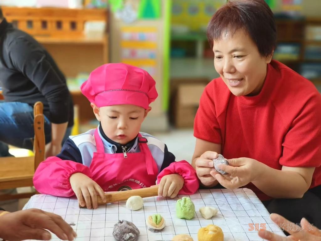 新華視點(diǎn)·關(guān)注重陽(yáng)節(jié)丨“老幼共托”新模式漸興，前路幾何？