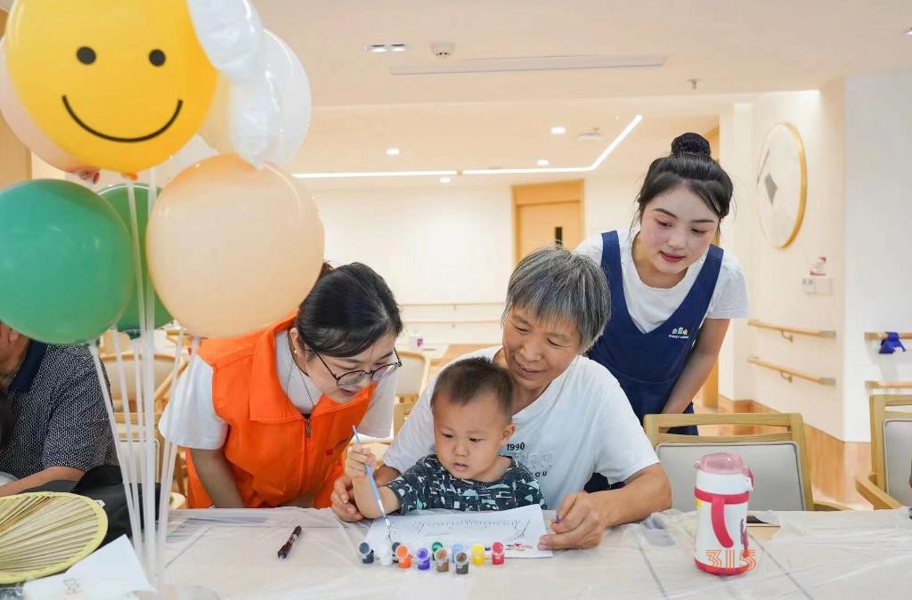新華視點(diǎn)·關(guān)注重陽(yáng)節(jié)丨“老幼共托”新模式漸興，前路幾何？