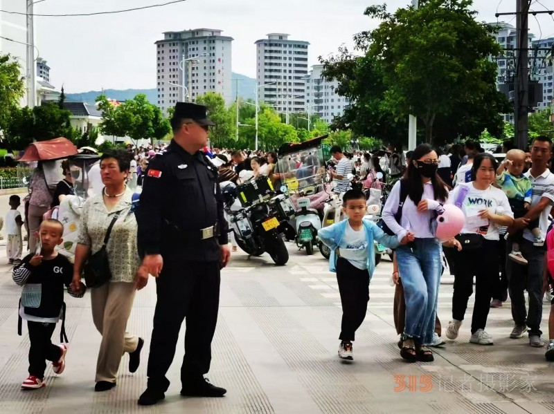 持續(xù)站好“護學崗”，“警”然有序伴成長