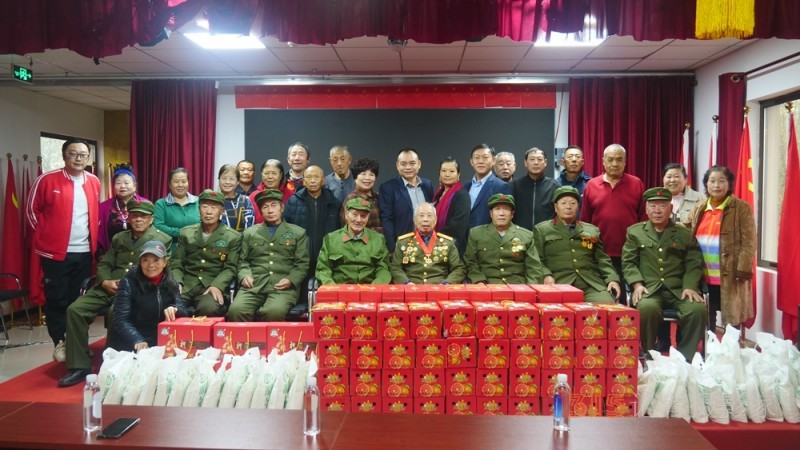 情系參戰(zhàn)老兵，盈潤(rùn)惠民雨中為養(yǎng)老事業(yè)送溫暖