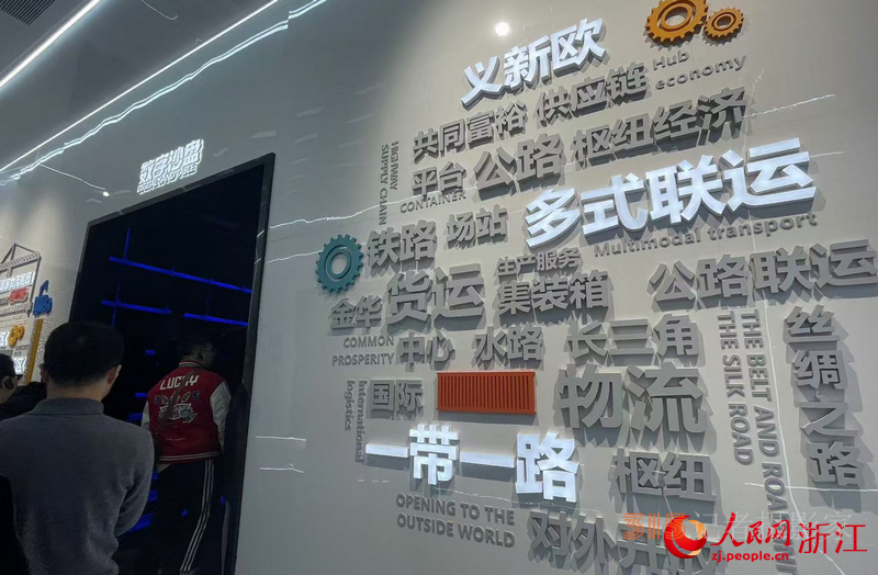 游客在華東國(guó)際聯(lián)運(yùn)港數(shù)智中心參觀。人民網(wǎng)記者 王麗瑋攝