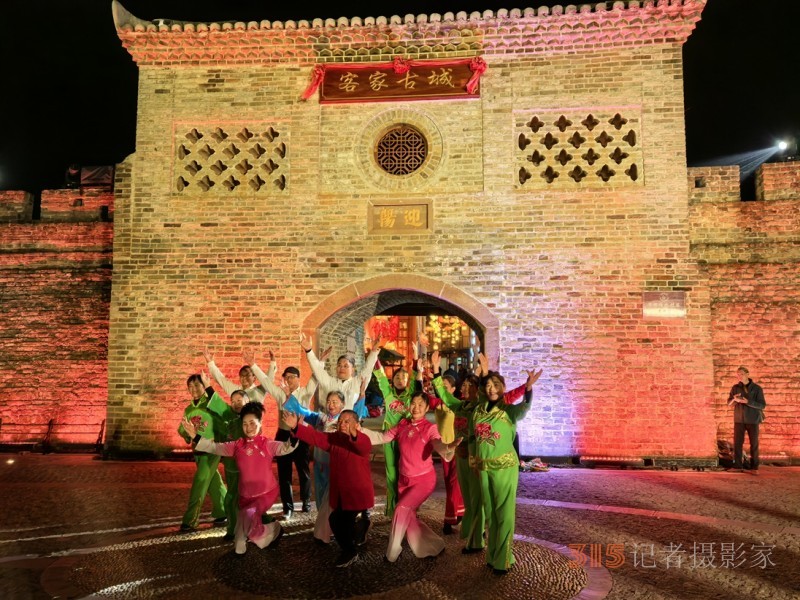 一夜魚(yú)龍舞 兩地共祥樂(lè)——南昌縣 “非遺” 蔣巷太平燈閃耀定南客家古城