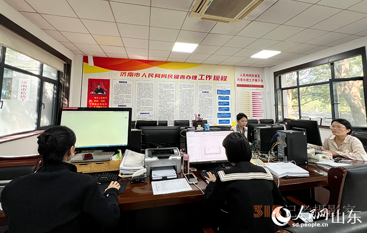 濟(jì)南市人民網(wǎng)留言辦理中心工作人員在辦理。人民網(wǎng)記者 劉祺攝