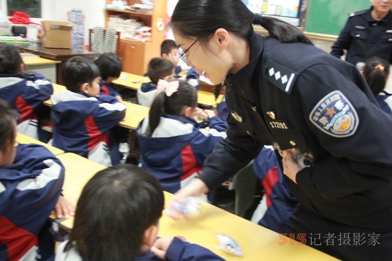 黃巖公安走進(jìn)校園，為孩子們帶來(lái)生動(dòng)形象的安全教育課