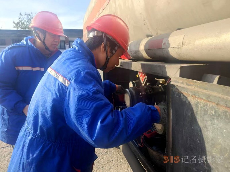 中石化安陽(yáng)石油開(kāi)展承運(yùn)商成品油罐車專項(xiàng)安全檢查