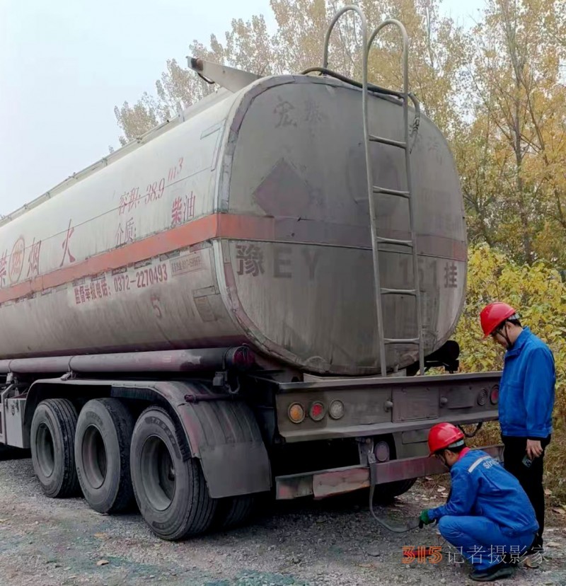 中石化安陽(yáng)石油開(kāi)展承運(yùn)商成品油罐車專項(xiàng)安全檢查