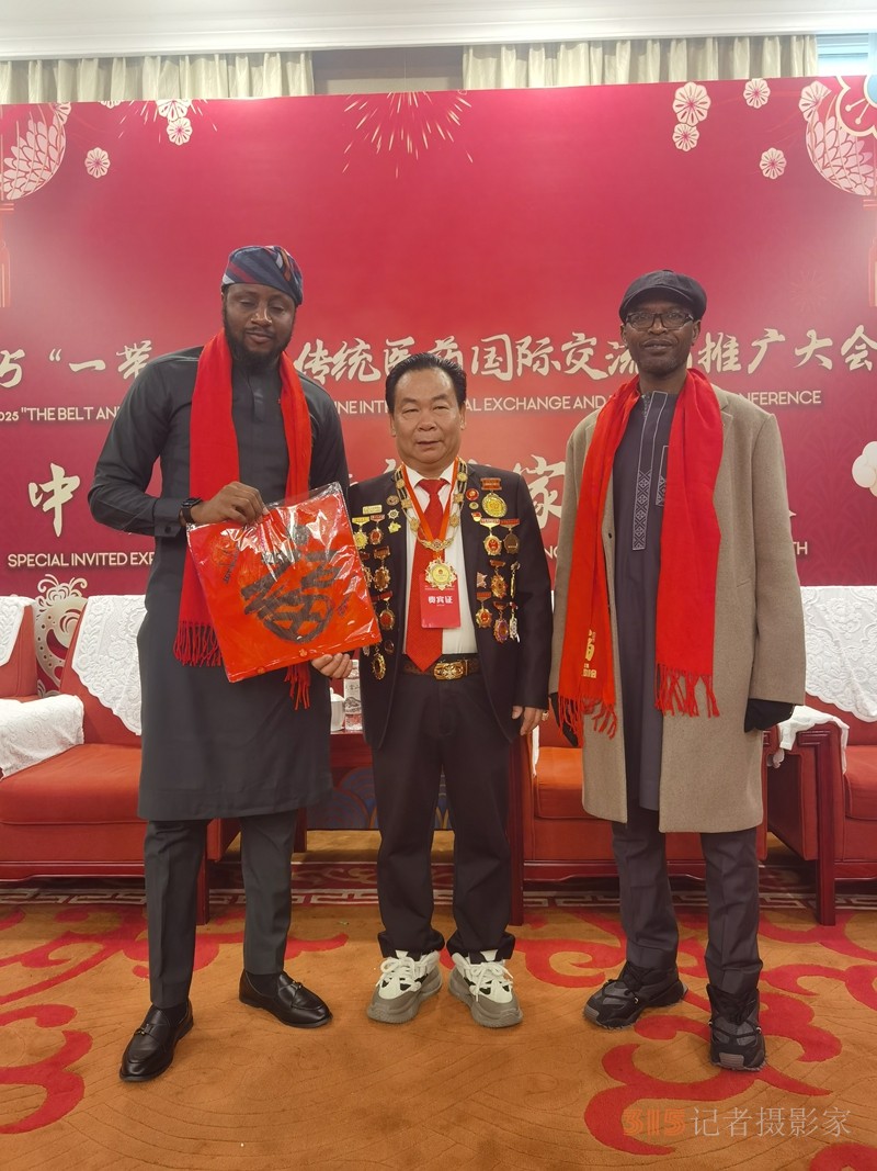 2025第二屆中醫(yī)春晚及醫(yī)藥交流大會召開，中醫(yī)沈金國教授受邀參加