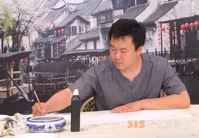 小寫意見大真章，輕著色顯深底蘊——訪青年書畫家左衛(wèi)