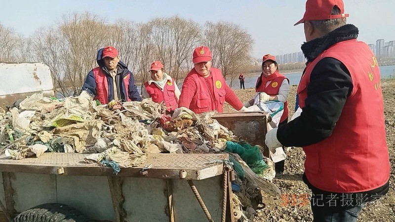 凈壩護淮，志愿同行 宋灘社區(qū)開展淮河生態(tài)環(huán)境清理活動