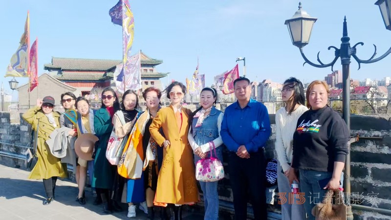 春分時(shí)節(jié)明城墻樂游賞梅