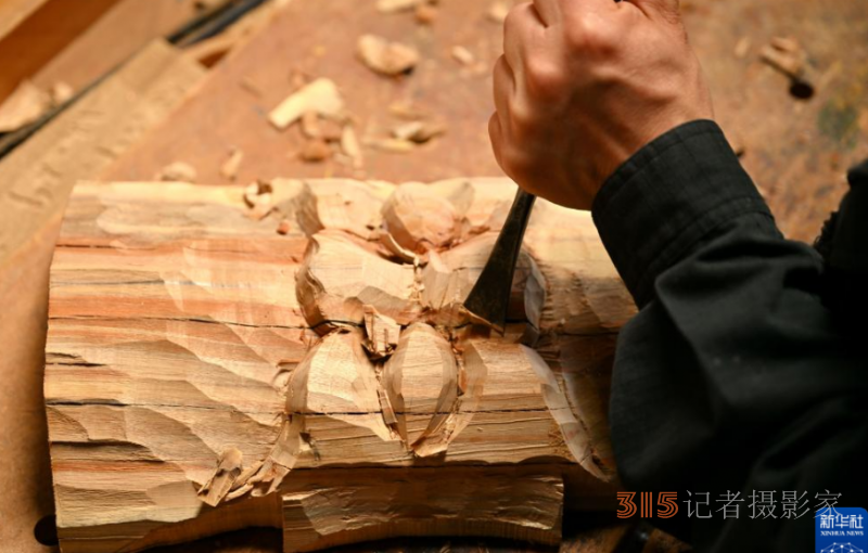 湖北恩施：制作儺戲面具 傳承非遺文化