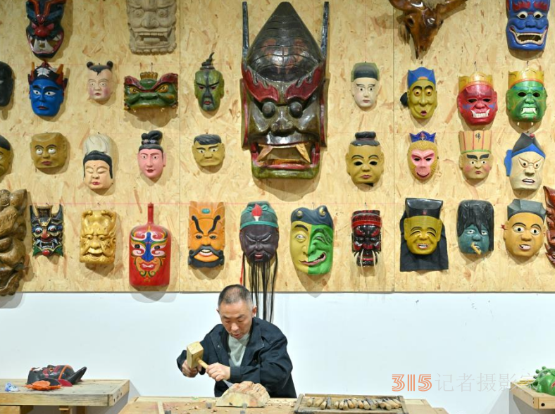 湖北恩施：制作儺戲面具 傳承非遺文化